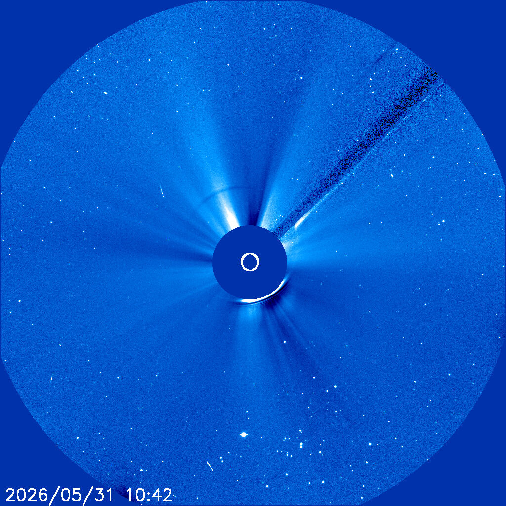 LASCO C3 — Standbild: Koronagraph — die Sonne ausgeblendet, dafür CMEs in voller Bahn sichtbar.