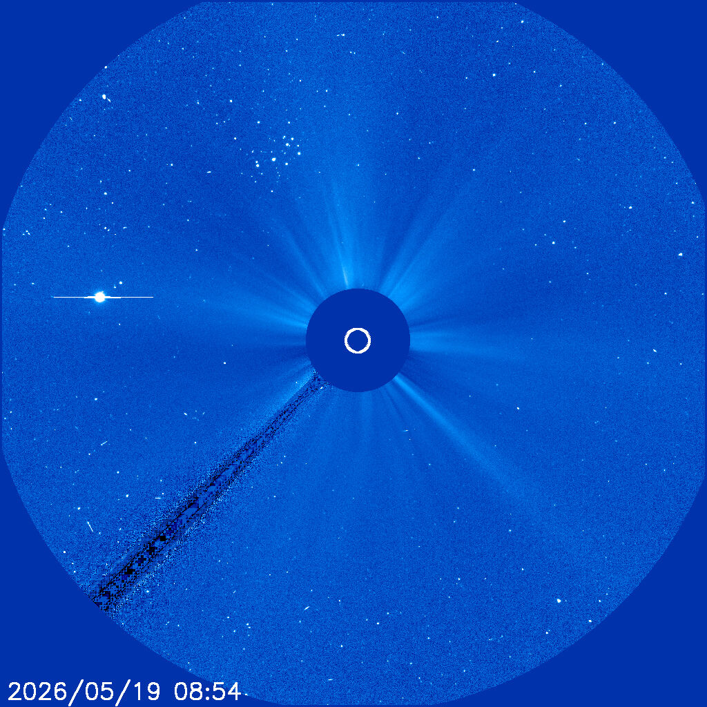 LASCO C3 — Standbild: Koronagraph — die Sonne ausgeblendet, dafür CMEs in voller Bahn sichtbar.