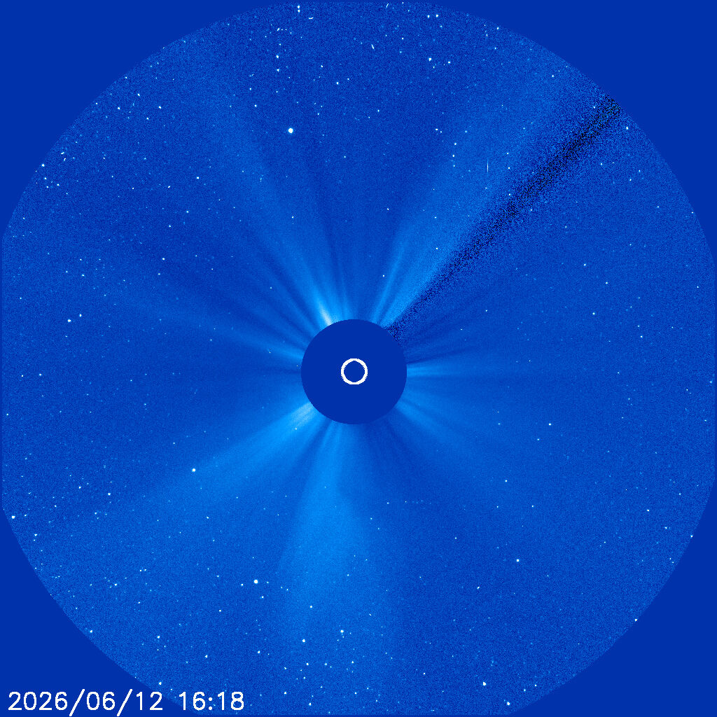 LASCO C3 — Standbild: Koronagraph — die Sonne ausgeblendet, dafür CMEs in voller Bahn sichtbar.