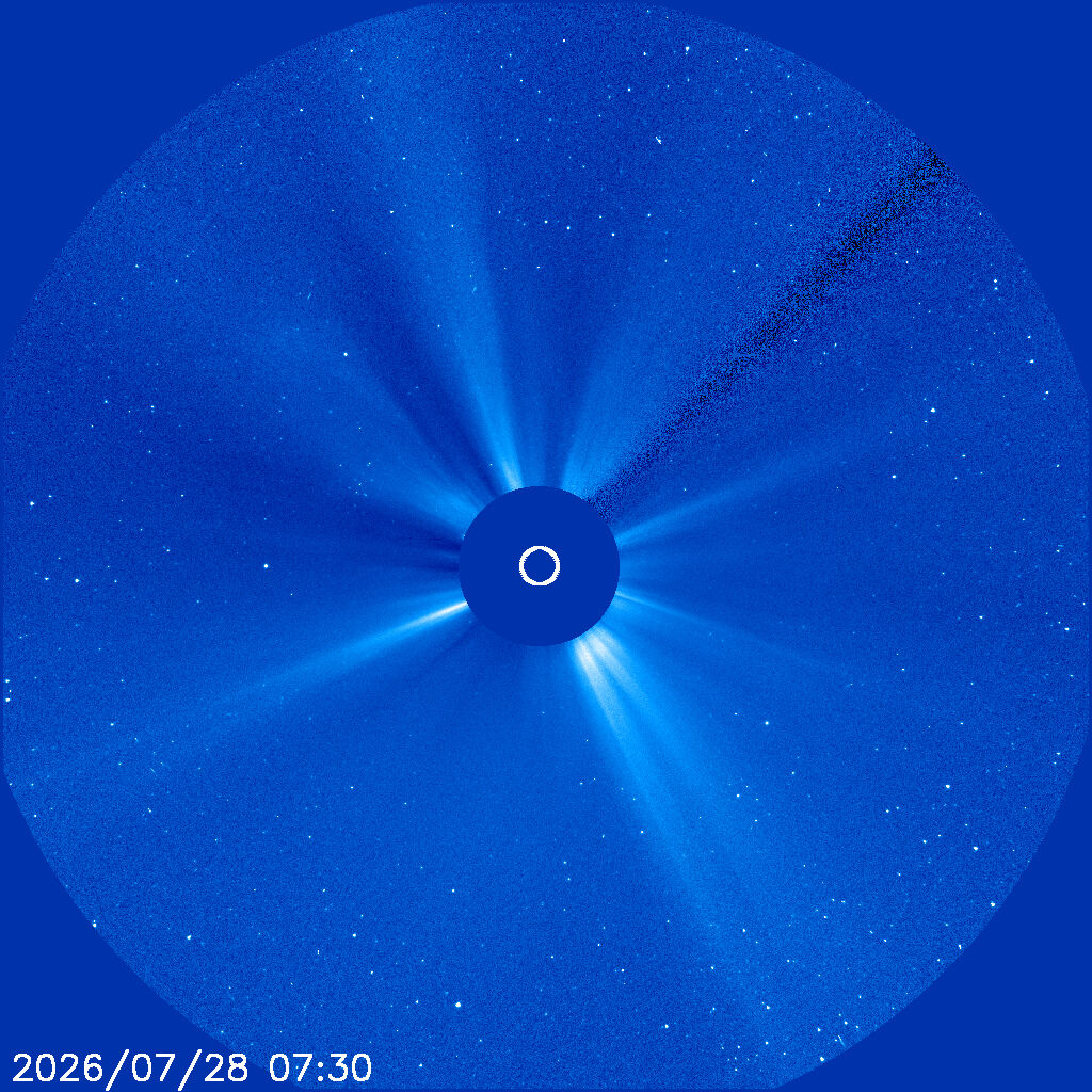 LASCO C3 — Standbild: Koronagraph — die Sonne ausgeblendet, dafür CMEs in voller Bahn sichtbar.
