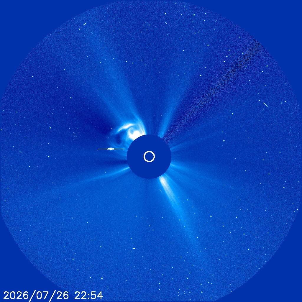LASCO C3 — Standbild: Koronagraph — die Sonne ausgeblendet, dafür CMEs in voller Bahn sichtbar.