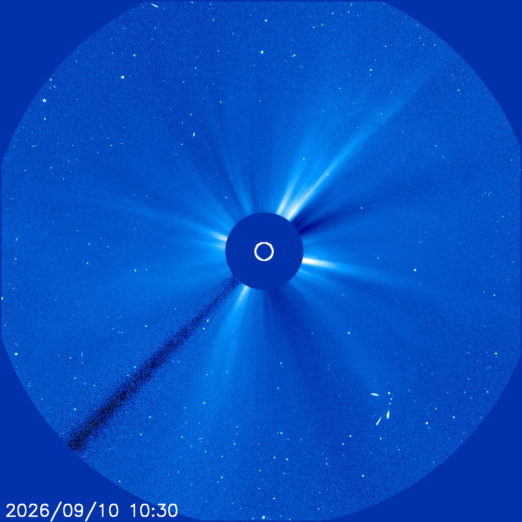 LASCO C3, Standbild: Koronagraph: die Sonne ausgeblendet, dafür CMEs in voller Bahn sichtbar.