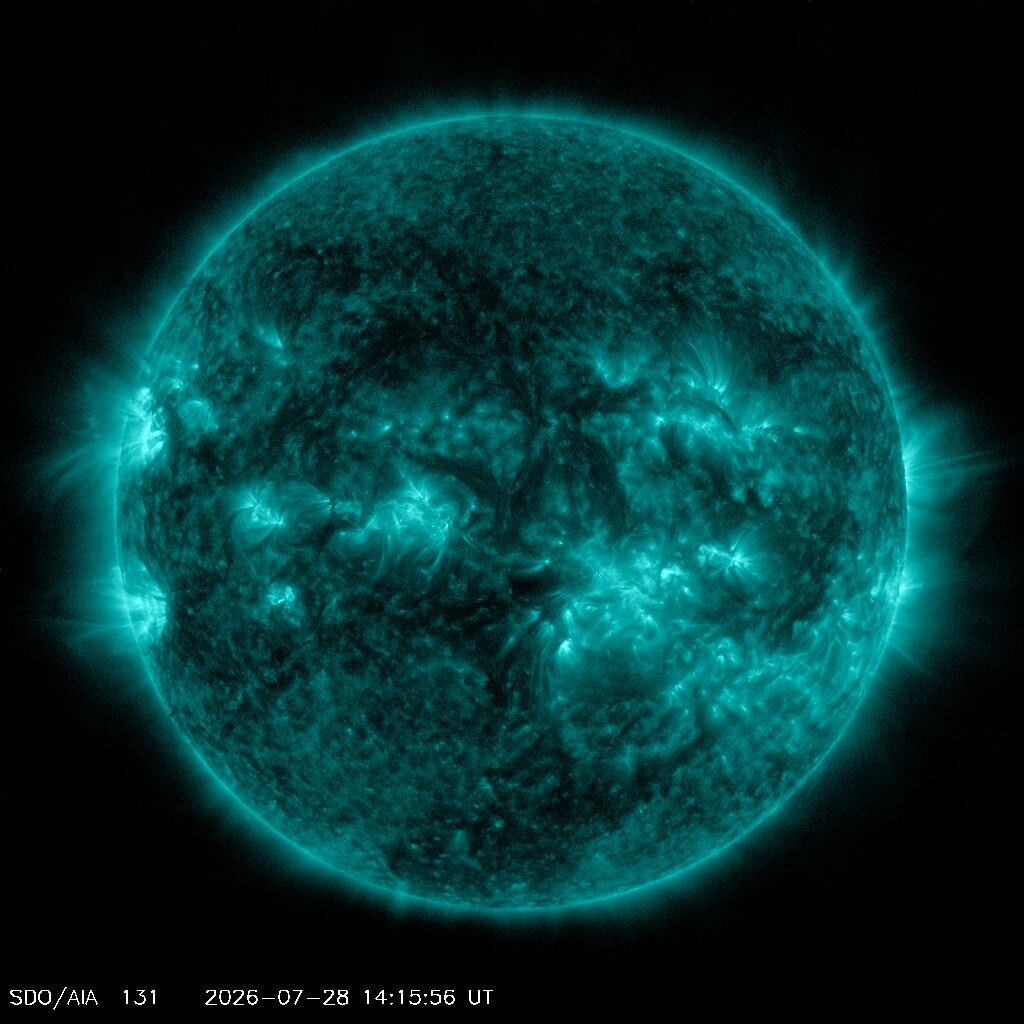 SDO 0131 Å — Standbild: Extrem heißes Plasma — Solar-Flares blitzen hier auf, bevor sie woanders sichtbar sind.
