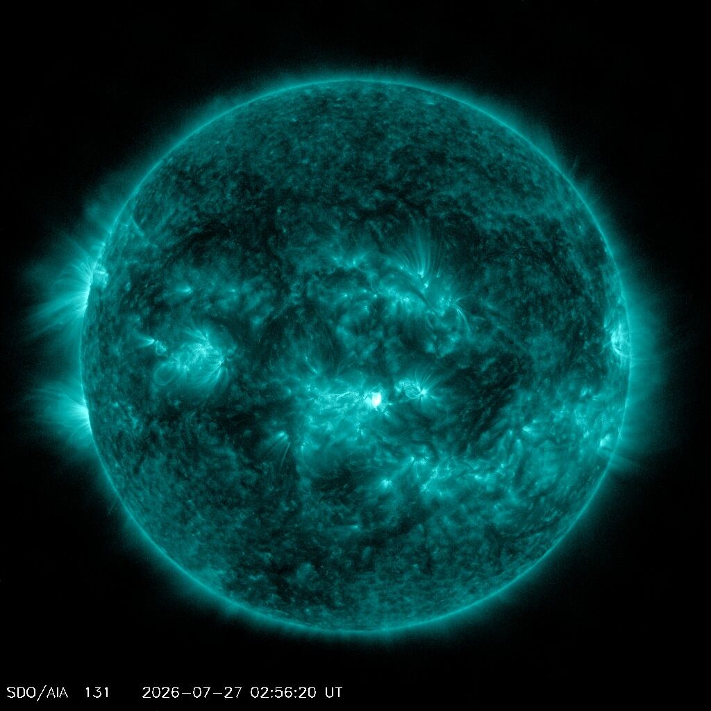 SDO 0131 Å — Standbild: Extrem heißes Plasma — Solar-Flares blitzen hier auf, bevor sie woanders sichtbar sind.