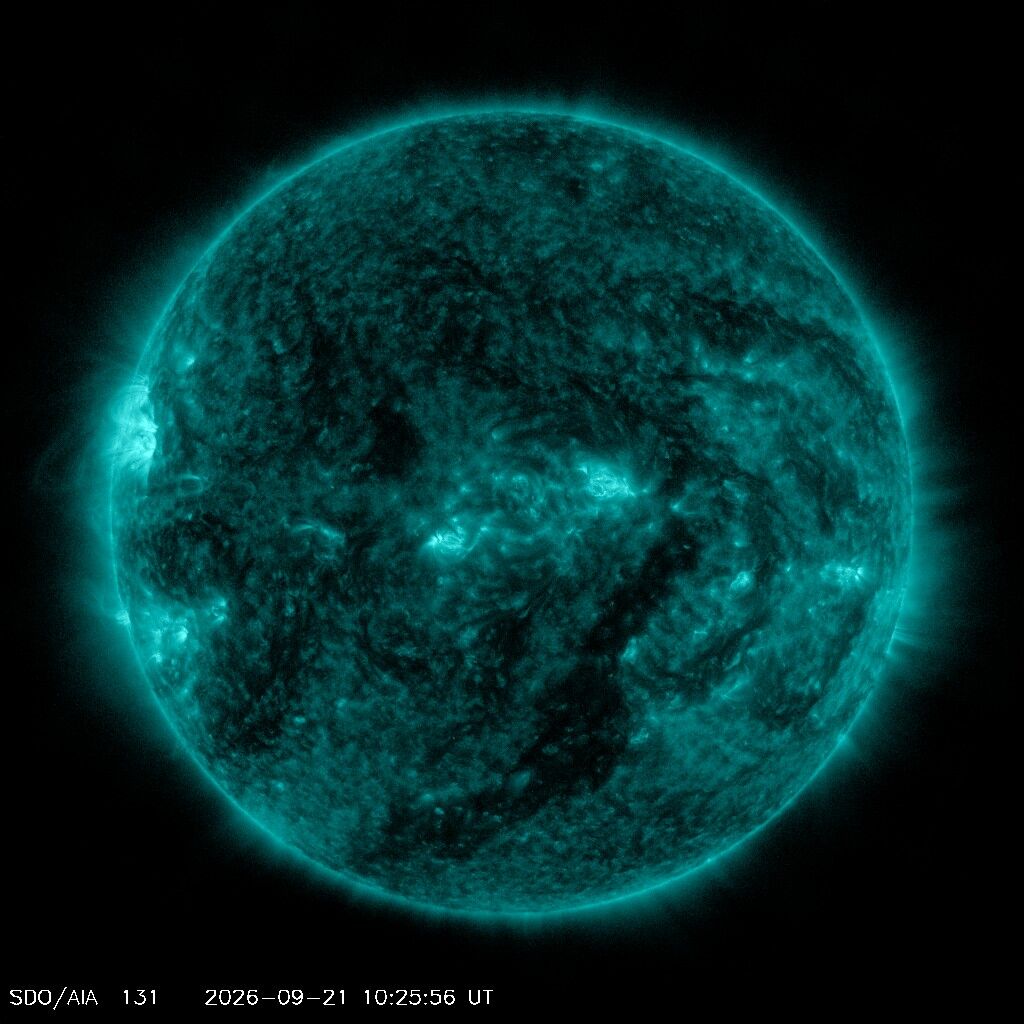 SDO 0131 Å, Standbild: Extrem heißes Plasma: Solar-Flares blitzen hier auf, bevor sie woanders sichtbar sind.