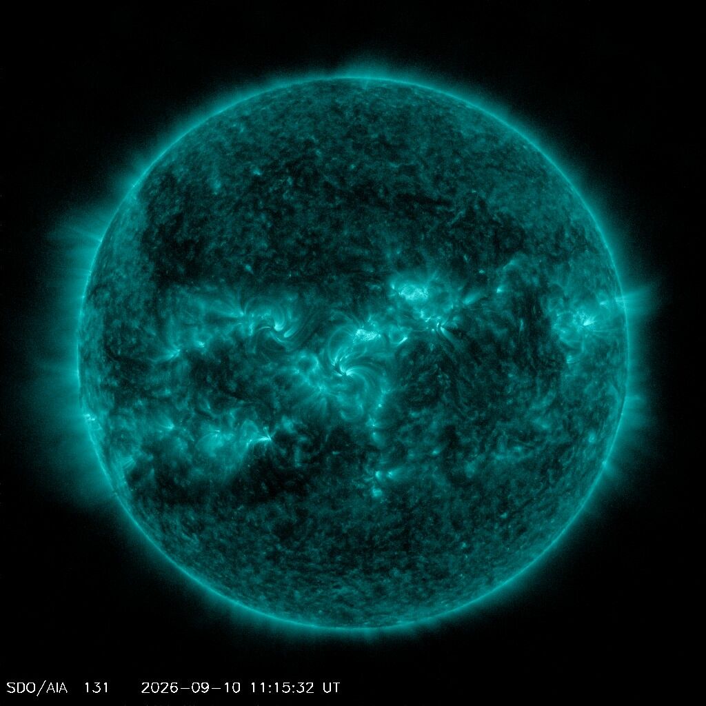 SDO 0131 Å, Standbild: Extrem heißes Plasma: Solar-Flares blitzen hier auf, bevor sie woanders sichtbar sind.