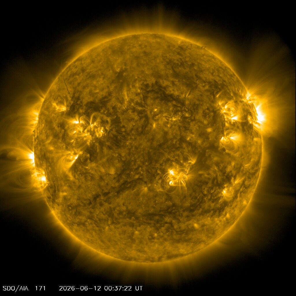 SDO HMI — Standbild: Sichtbares Licht + Magnetogramm — dunkle Sonnenflecken sind aktive Regionen.