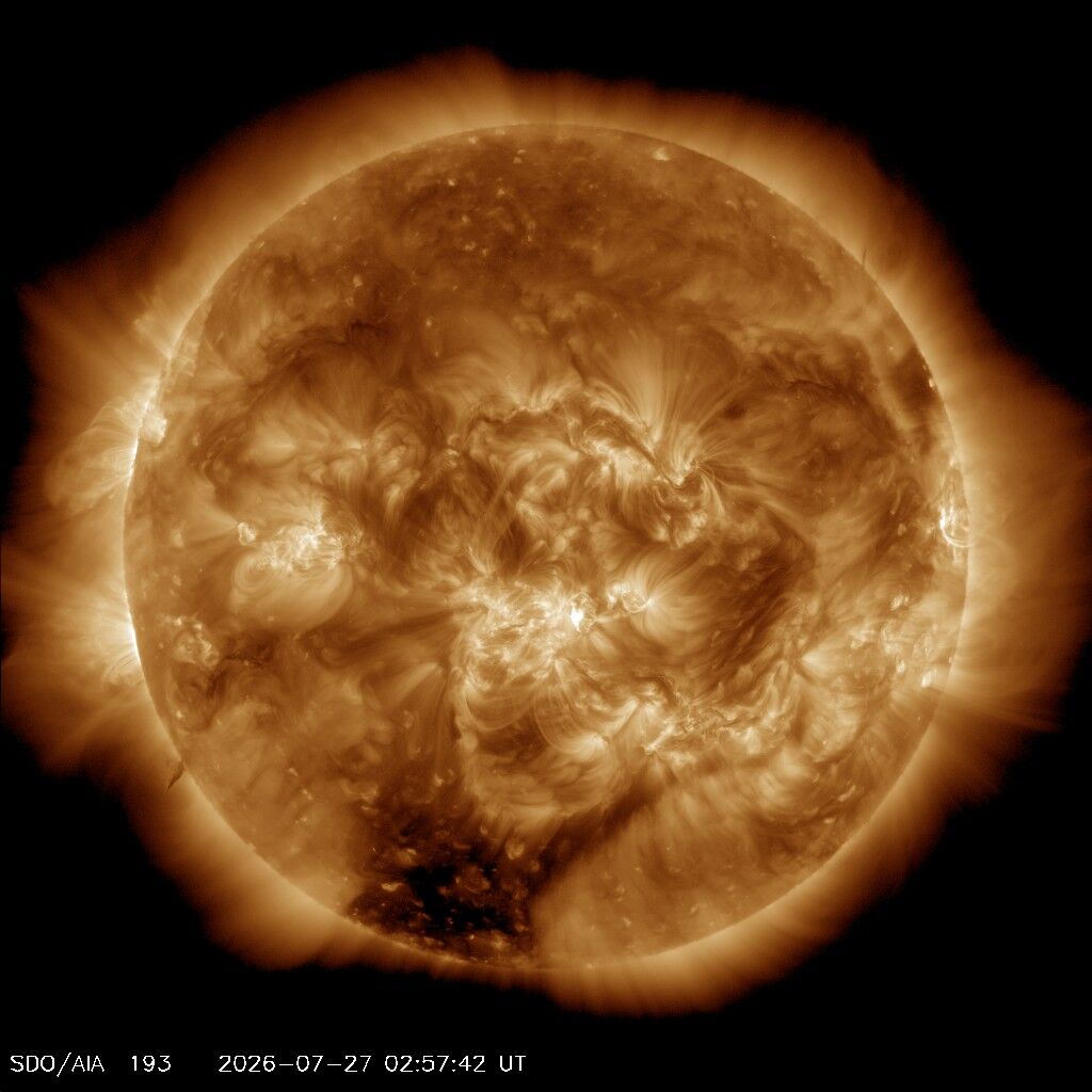SDO 0193 Å — Standbild: Heiße Korona im extremen UV — Sonnenflecken-Regionen leuchten am stärksten.