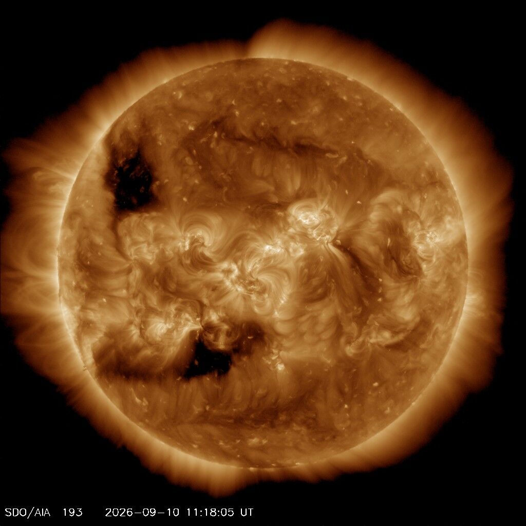 SDO 0193 Å, Standbild: Heiße Korona im extremen UV: Sonnenflecken-Regionen leuchten am stärksten.