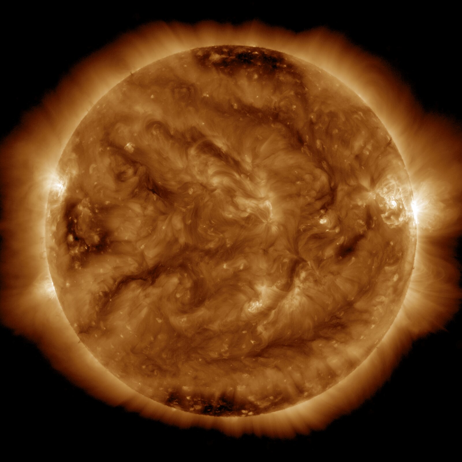 SDO 0193 Å, Standbild: Heiße Korona im extremen UV: Sonnenflecken-Regionen leuchten am stärksten.