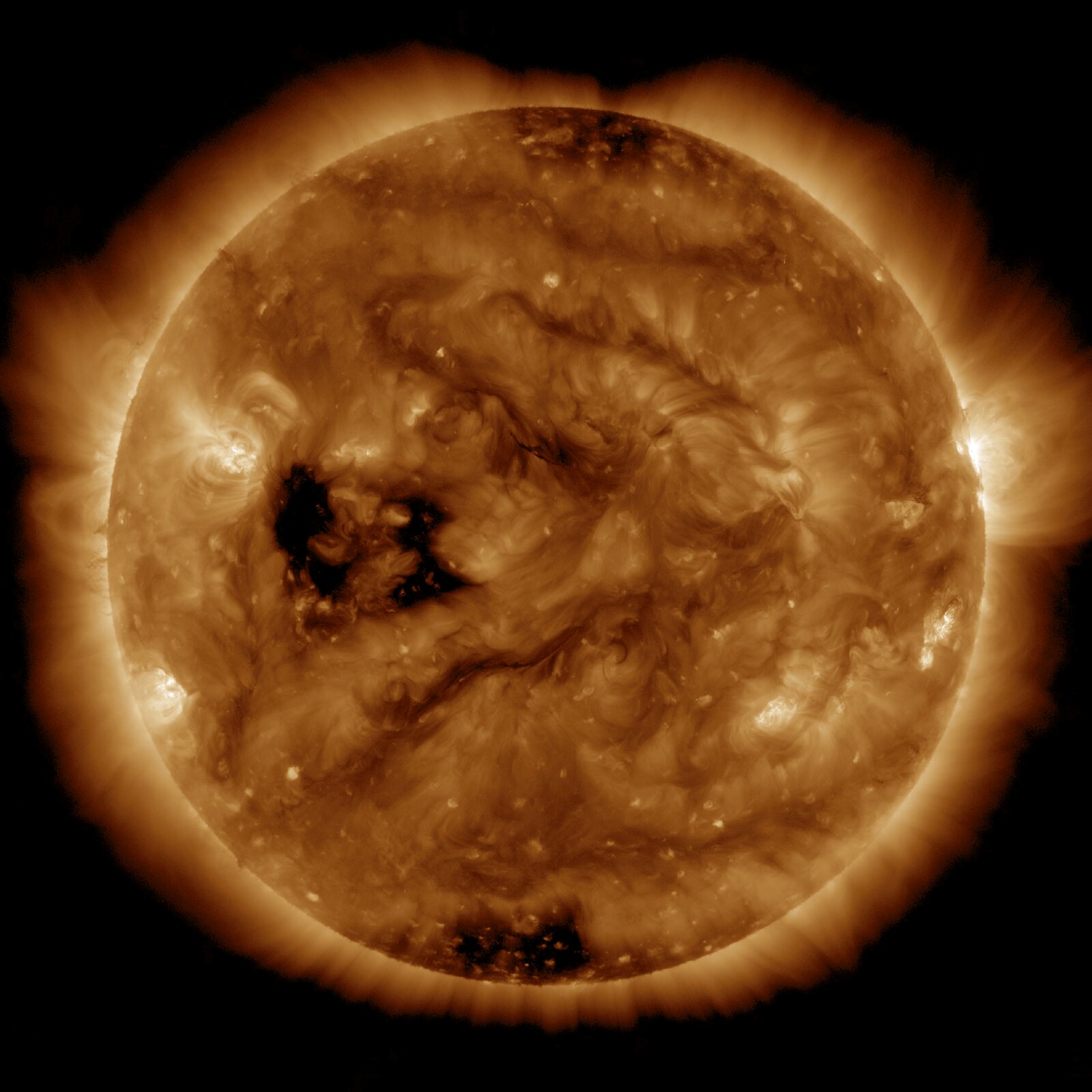 SDO 0193 Å, Standbild: Heiße Korona im extremen UV: Sonnenflecken-Regionen leuchten am stärksten.