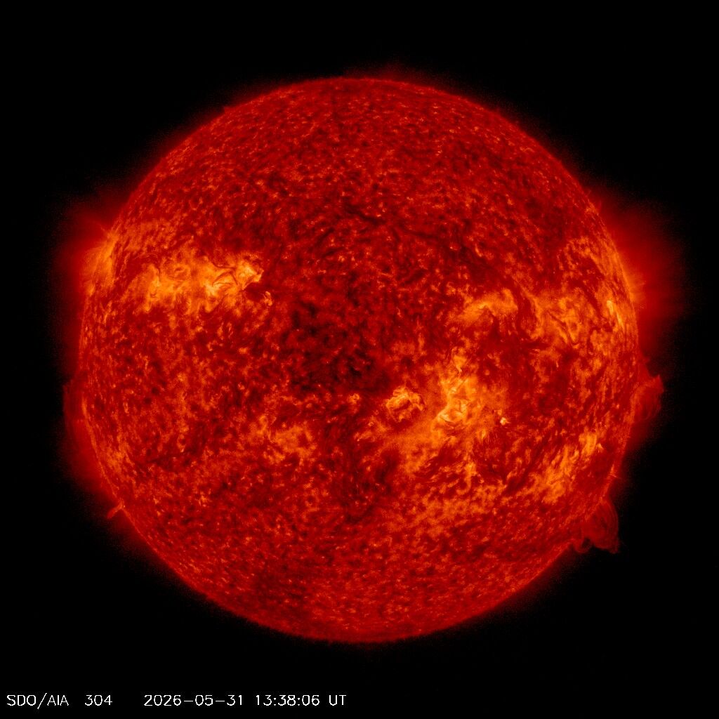 SDO 0304 Å — Standbild: Chromosphäre — Filamente und Protuberanzen tanzen am Sonnenrand.