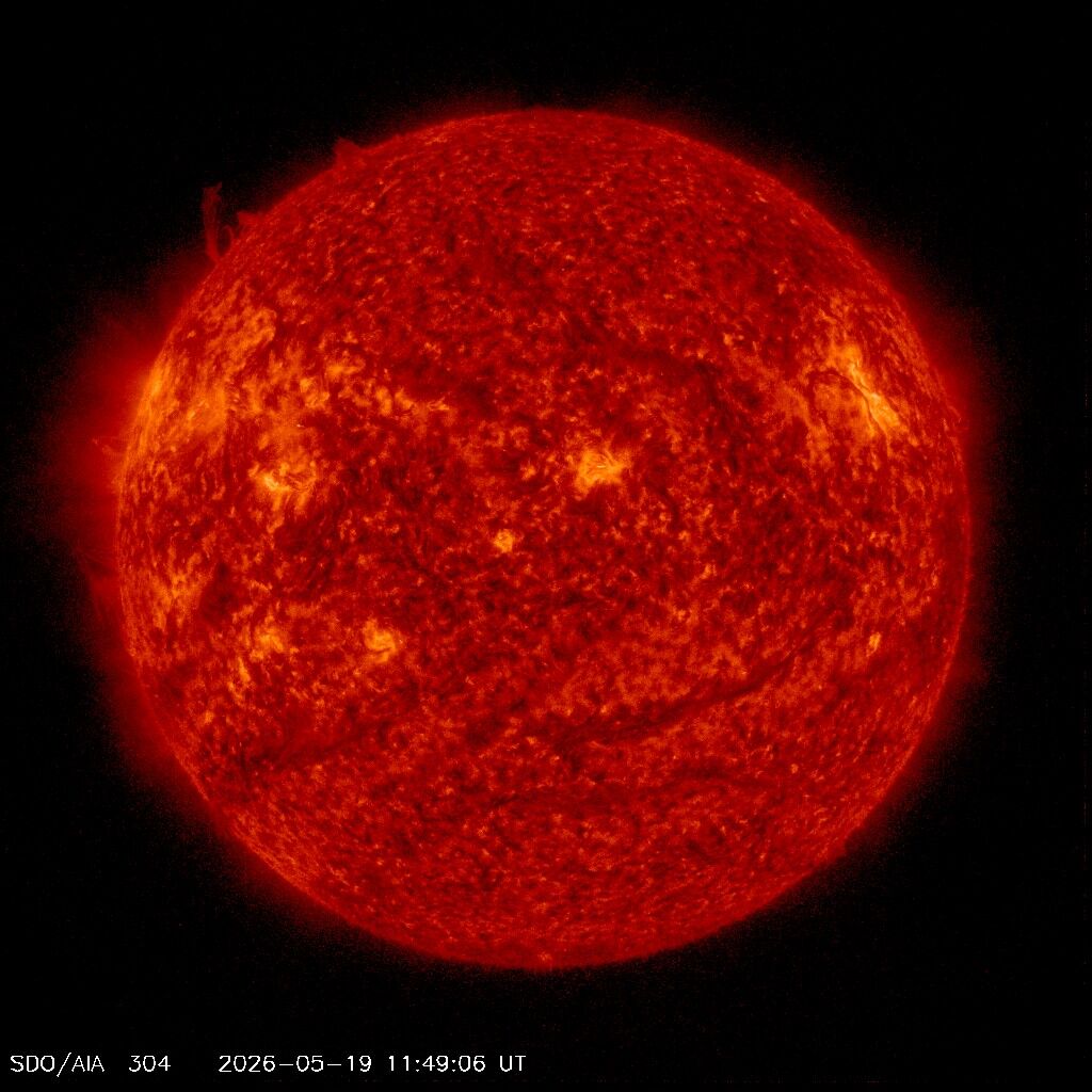 SDO 0304 Å — Standbild: Chromosphäre — Filamente und Protuberanzen tanzen am Sonnenrand.