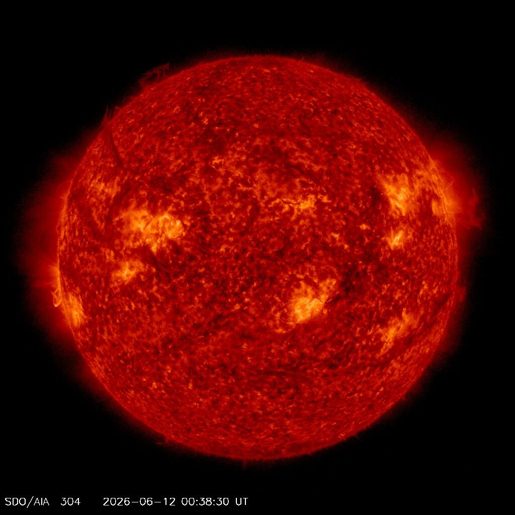 SDO 0304 Å — Standbild: Chromosphäre — Filamente und Protuberanzen tanzen am Sonnenrand.