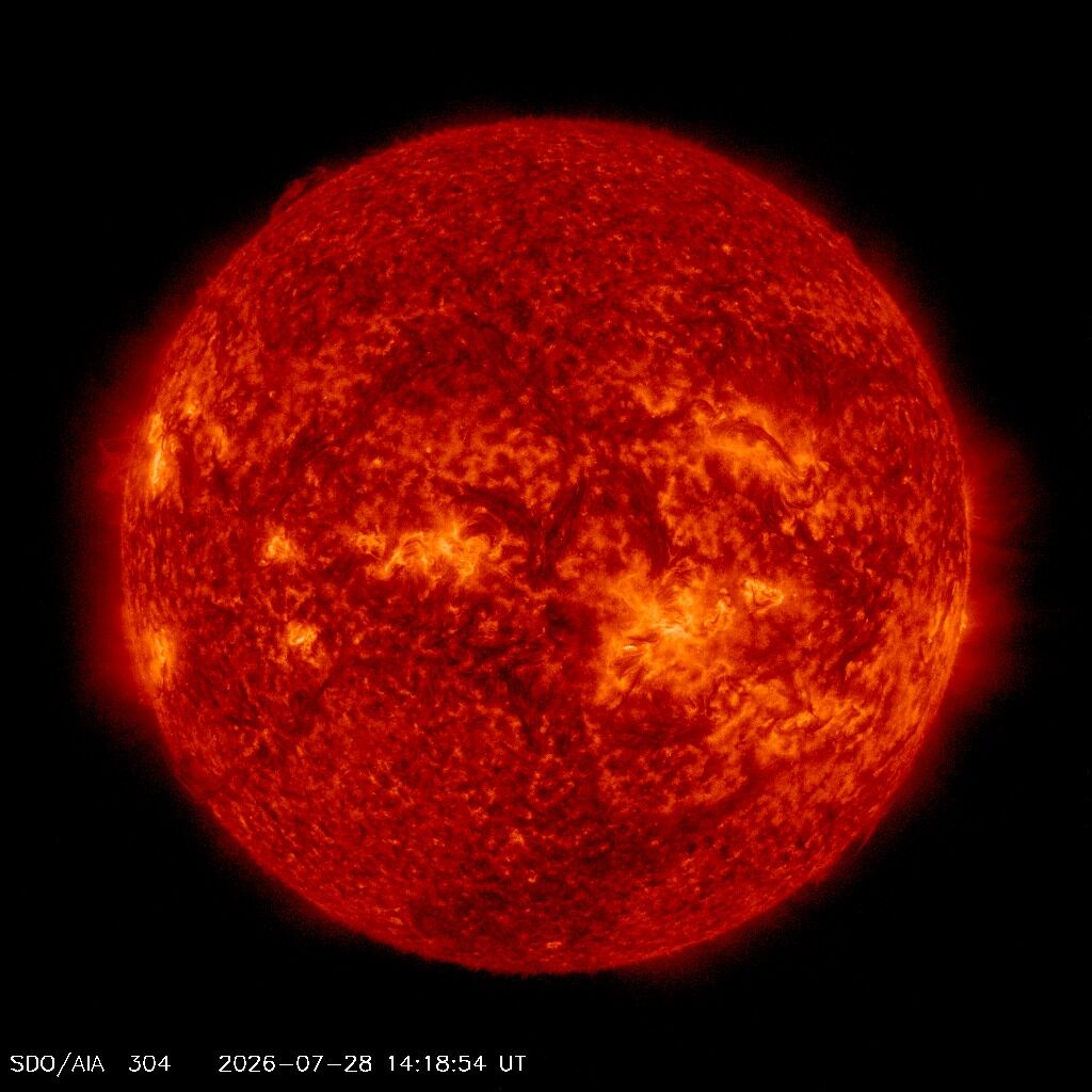 SDO 0304 Å — Standbild: Chromosphäre — Filamente und Protuberanzen tanzen am Sonnenrand.