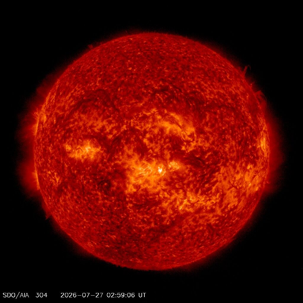 SDO 0304 Å — Standbild: Chromosphäre — Filamente und Protuberanzen tanzen am Sonnenrand.