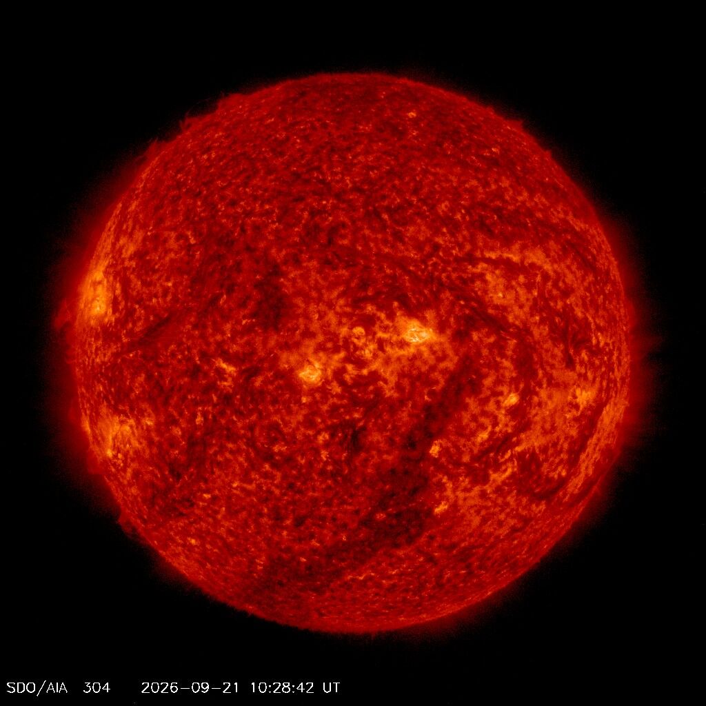 SDO 0304 Å, Standbild: Chromosphäre: Filamente und Protuberanzen tanzen am Sonnenrand.