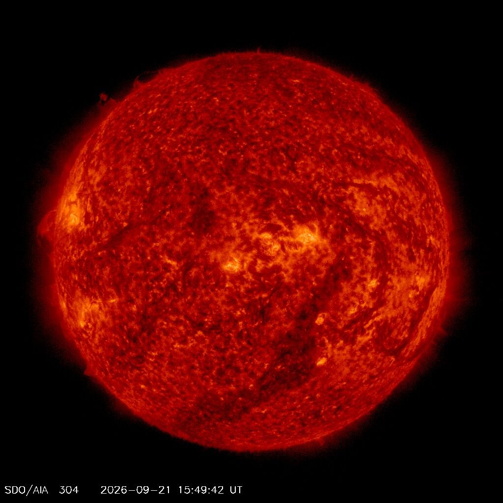 SDO 0304 Å, Standbild: Chromosphäre: Filamente und Protuberanzen tanzen am Sonnenrand.