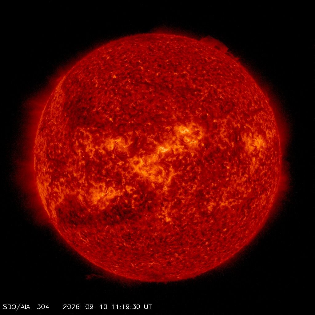 SDO 0304 Å, Standbild: Chromosphäre: Filamente und Protuberanzen tanzen am Sonnenrand.