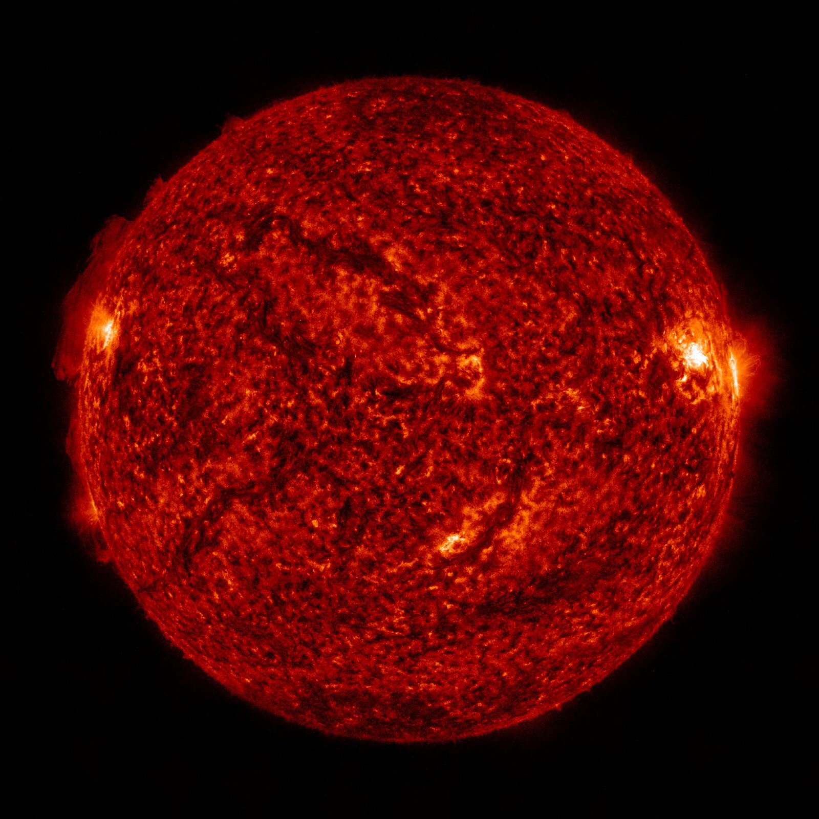 SDO 0304 Å, Standbild: Chromosphäre: Filamente und Protuberanzen tanzen am Sonnenrand.